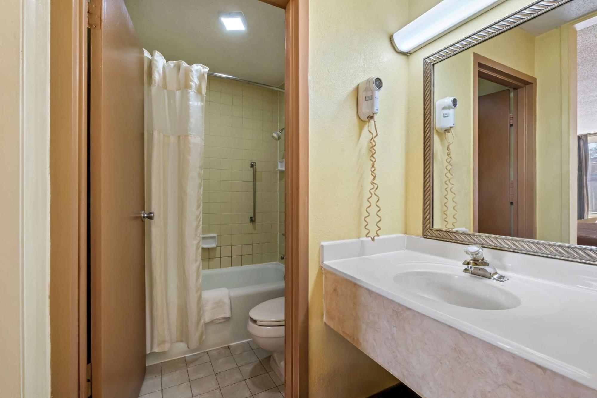 Rodeway Inn Monroe Extérieur photo